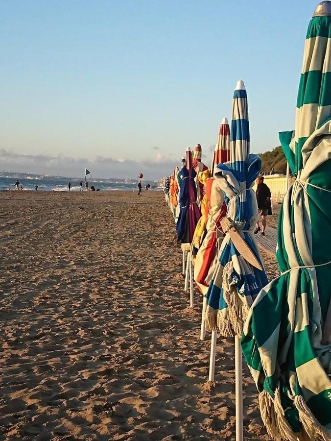 Les Parasols De Trouville Lägenhet Exteriör bild